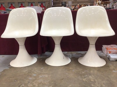 Lot 2701 - Three 1960s/70s white fibreglass chairs in the style of Eero Saarinen