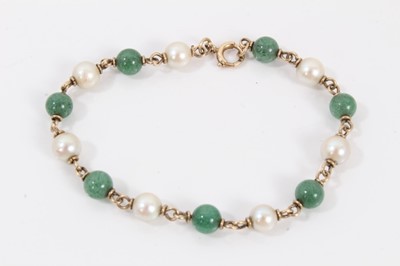 Lot 550 - 9ct gold green stone and cultured pearl bracelet