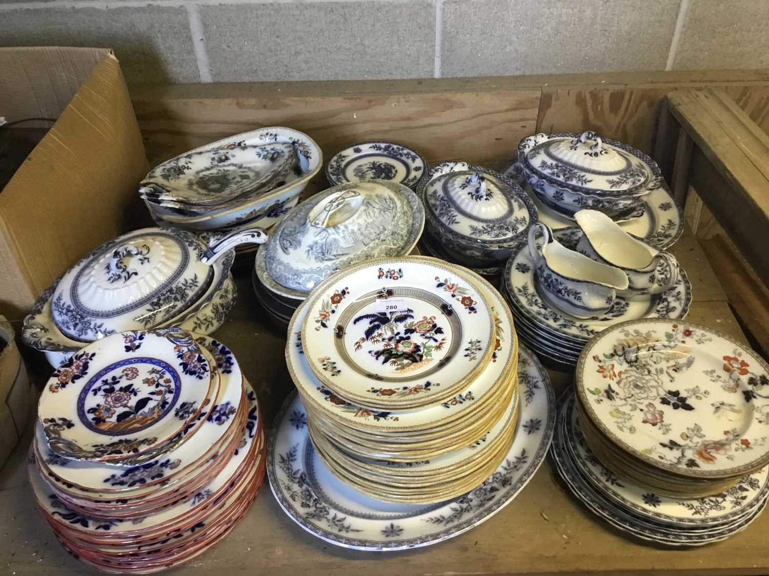 Lot 280 - Lot Victorian dinnerware