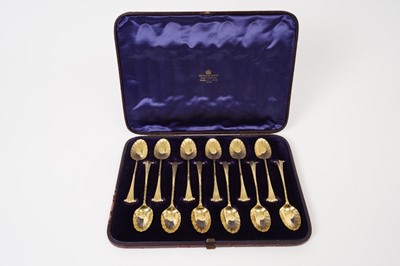 Lot 249 - Victorian set of 12 silver gilt Onslow pattern tea spoons, in original fitted case