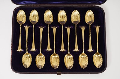 Lot 249 - Victorian set of 12 silver gilt Onslow pattern tea spoons, in original fitted case