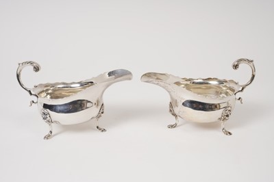 Lot 232 - Pair Edwardian silver sauce boats of conventional form, on lion mask paw feet