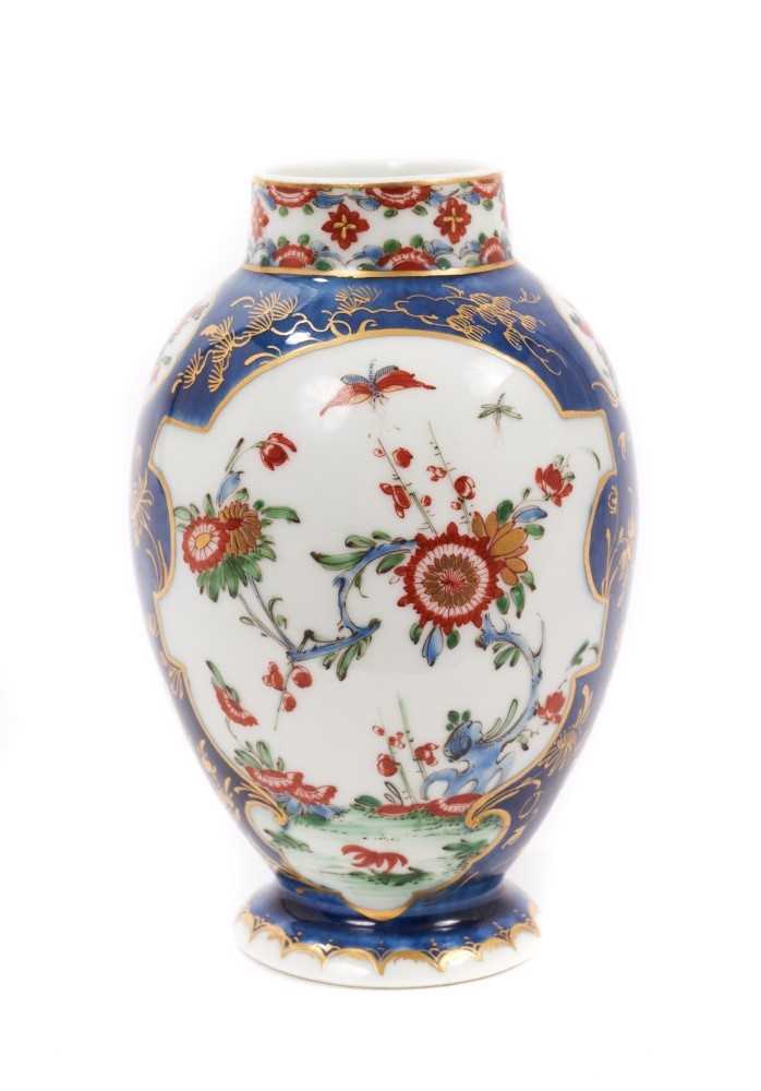 Lot 90 - A Worcester tea canister, finely decorated in Japanese Kakiemon style, on a powder blue ground, circa 1768
