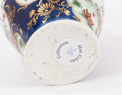 Lot 90 - A Worcester tea canister, finely decorated in Japanese Kakiemon style, on a powder blue ground, circa 1768
