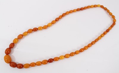 Lot 533 - Vintage butterscotch amber graduated bead necklace, 44 grams