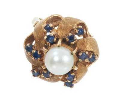 Lot 501 - Gold cultured pearl and sapphire cocktail ring with central 7.5mm cultured pearl with textured gold ribbons and round mixed cut blue sapphires on gold shank. Finger size L.