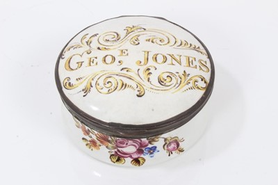 Lot 862 - A South Staffordshire enamel snuff box, inscribed 'Geo,e Jones', circa 1760