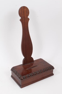 Lot 855 - A William IV mahogany salver stand