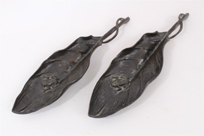 Lot 872 - A pair of bronze naturalistic leaf shaped dishes, cast with frogs