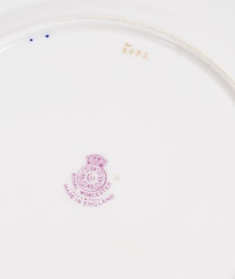 Lot 167 - A Royal Worcester cabinet plate