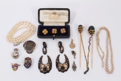 Lot 532 - Group of antique jewellery including a set of three Victorian gold dress studs etc