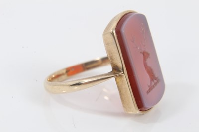 Lot 539 - Antique intaglio signet ring with a rectangular carved carnelian with intaglio stag's head family crest, in 9ct gold mount, size N.