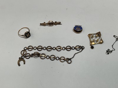 Lot 720 - Group of 9ct gold and yellow metal jewellery to include Masonic Bedford shirt stud, a 9ct gold bracelet, Edwardian pendant, brooch and a ring