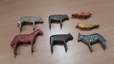 Lot 498 - Vintage Noah's Ark with assorted painted animals, pair of early 20th century bisque headed miniature dolls, painted metal animals and chess pieces