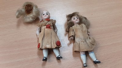 Lot 498 - Vintage Noah's Ark with assorted painted animals, pair of early 20th century bisque headed miniature dolls, painted metal animals and chess pieces