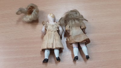 Lot 498 - Vintage Noah's Ark with assorted painted animals, pair of early 20th century bisque headed miniature dolls, painted metal animals and chess pieces