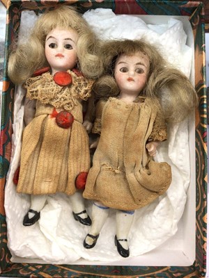 Lot 498 - Vintage Noah's Ark with assorted painted animals, pair of early 20th century bisque headed miniature dolls, painted metal animals and chess pieces