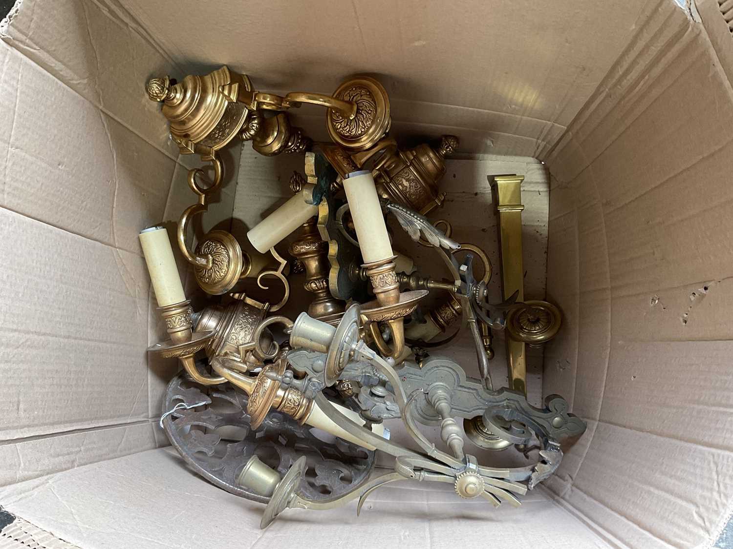 Lot 362 - Box of brass wall lights