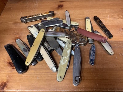 Lot 132 - Group of twenty-four pocket knives