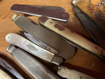 Lot 132 - Group of twenty-four pocket knives