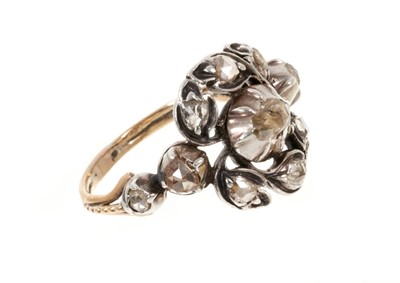 Lot 559 - Antique diamond cluster ring