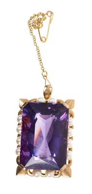 Lot 562 - Large amethyst and cultured pearl pendant/brooch