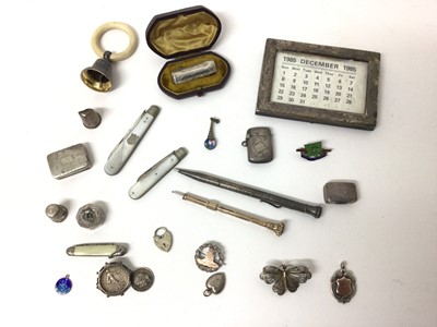 Lot 218 - Miscellaneous group of silver items to include a Victorian silver scent bottle in fitted leather box etc