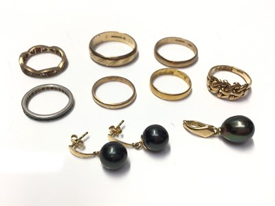 Lot 3 - Group of gold jewellery to include 22ct gold wedding ring, Victorian 18ct gold keeper ring, four 9ct gold rings, eternity ring and grey cultured pearl earrings and pendant
