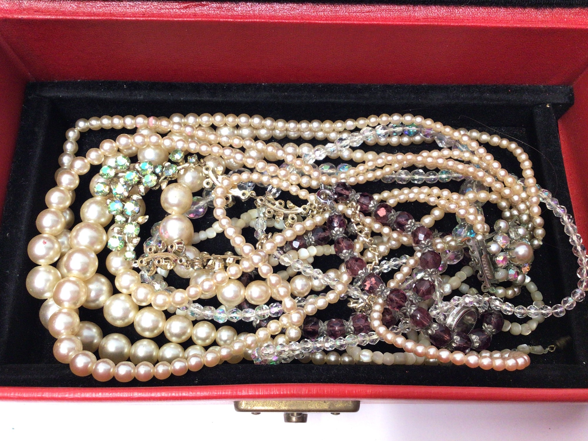 Lot 35 Jewellery box containing a collection of