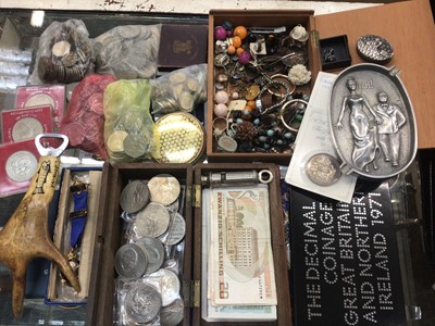 Lot 639 - GB and world coins, banknotes, silver trinket box and bijouterie