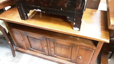 Lot 958 - Good quality oak television stand