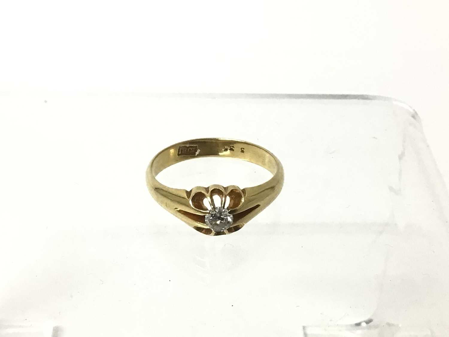 Lot 68 - 18ct gold and diamond ring
