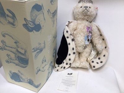 Lot 1802 - Steiff 2015 Queen Elizabeth 11 EAN 664786 White, 60cm, limited edition 9/100 pieces.  Original retail £1952. Boxed with certificate.