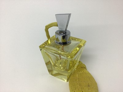 Lot 189 - Art Deco primrose yellow flat cut crystal perfume spray