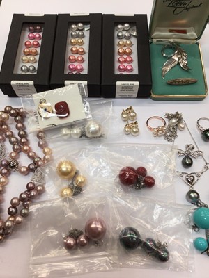 Lot 675 - Three boxed sets of coloured pearl stud earrings, necklace and earring sets and sundry jewellery