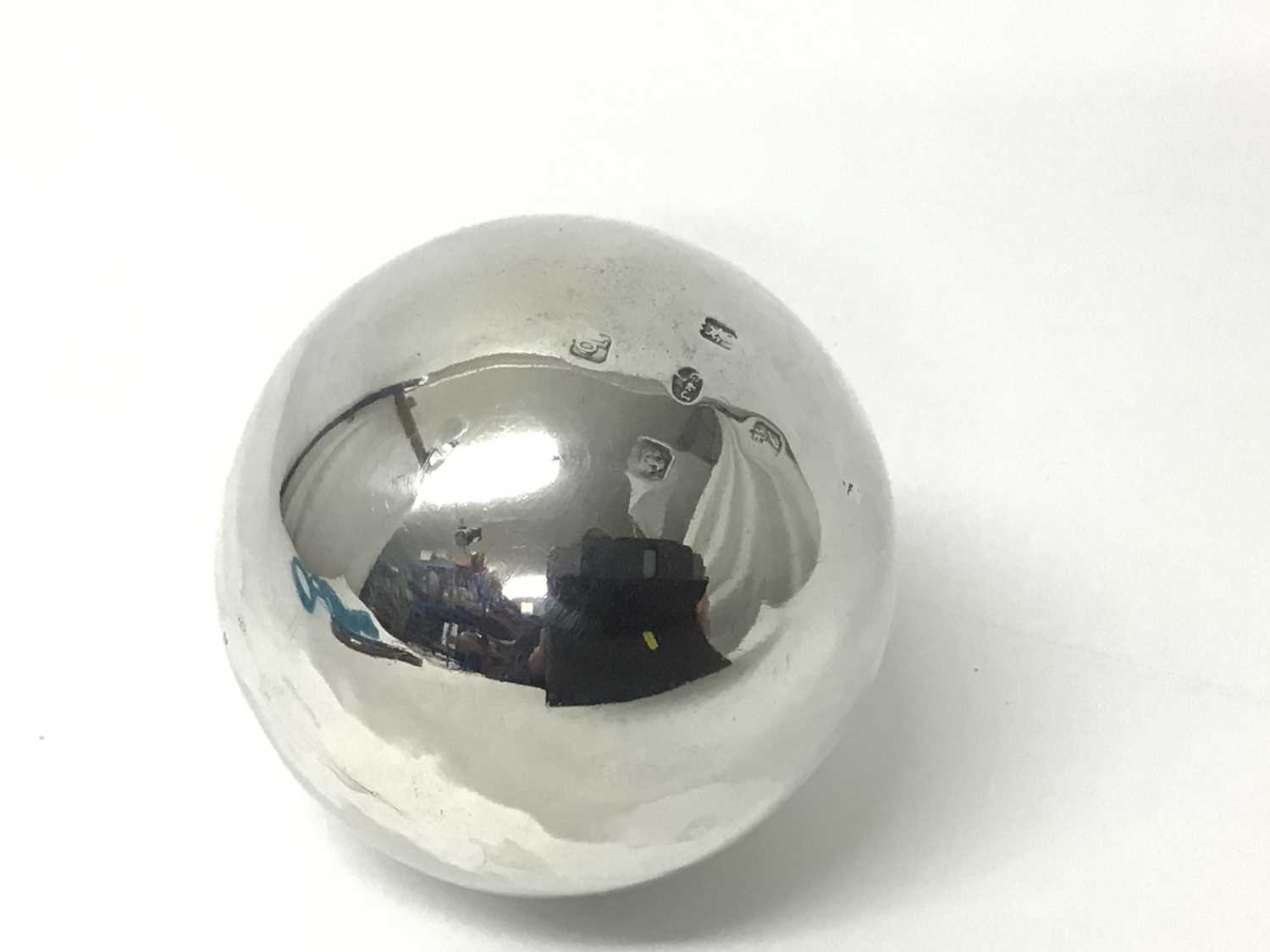 Lot 190 - Scottish silver ball shaped paperweight hallmarked Glasgow 1924 made by George & John Morgan