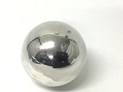 Lot 190 - Scottish silver ball shaped paperweight hallmarked Glasgow 1924 made by George & John Morgan