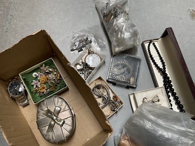 Lot 694 - Collection of costume and silver jewellery