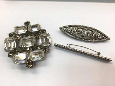 Lot 673 - Three vintage paste brooches and an Art Deco/1930s wooden bead necklace