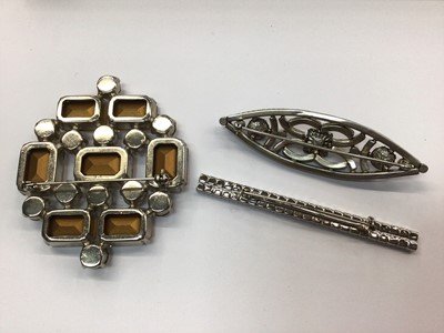 Lot 673 - Three vintage paste brooches and an Art Deco/1930s wooden bead necklace