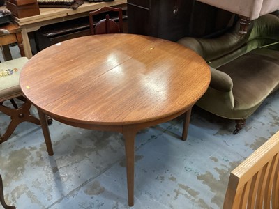 Lot 909 - Mid 20th century teak extending dining table with extra leaf on tapered legs, 122cm diameter