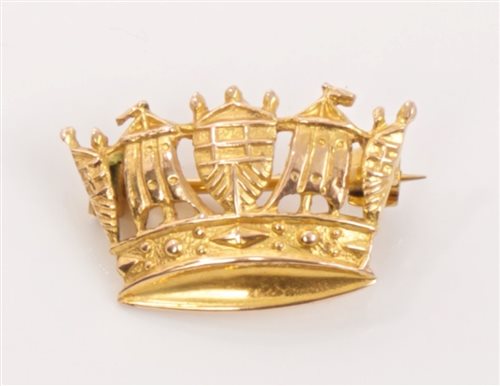 Lot 7 - Fine gold (9ct) Mural Crown brooch with pin...