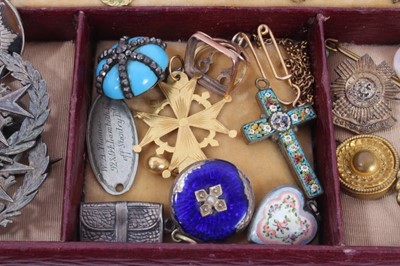Lot 545 - Victorian leather jewllery box containing antique and later jewllery