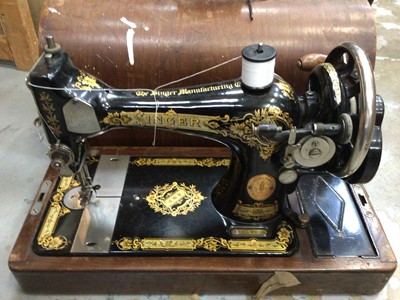Lot 551 - Ornate gilded Singer sewing machine, Serial No. Y841467, in wooden case