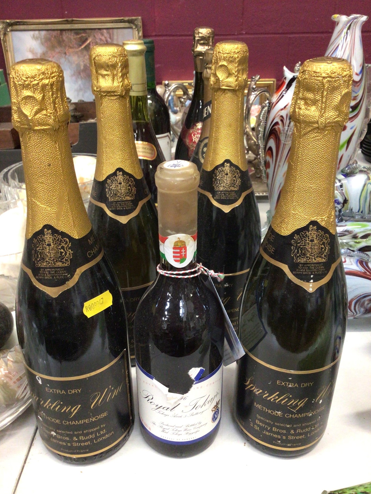 Lot 281 Nine bottles of wine and sparkling wines