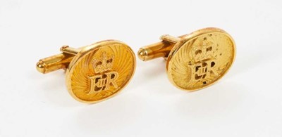 Lot 28 - H.M.Queen Elizabeth II - pair gold plated presentation cufflinks in fitted case