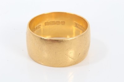 Lot 613 - 22ct gold wedding ring