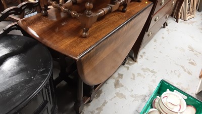 Lot 998 - Oak oval drop leaf table