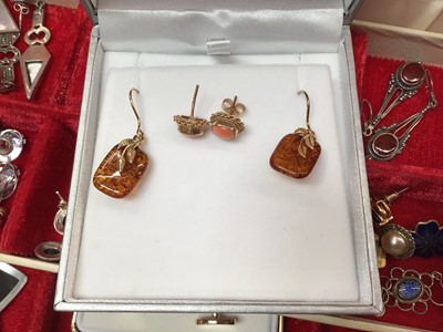 Lot 695 - Jewellery box containing silver marcasite earrings, Scottish silver brooch, other vintage costume jewllery, various wristwatches and bijouterie
