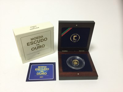 Lot 429 - Portugal - The Portuguese Mint issued gold Moeda 'Escudo Em Ouro' 2001 (N.B. 22ct gold wt. 4.6gms) (N.B. In case of issue, with Certificates of Authenticity) (1 coin)